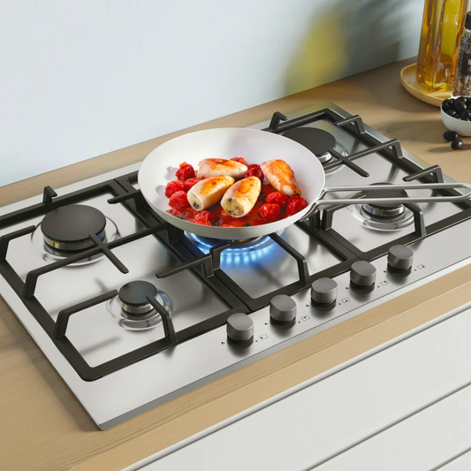 Come pulire perfettamente il piano cottura in acciaio, senza aloni e senza graffi.